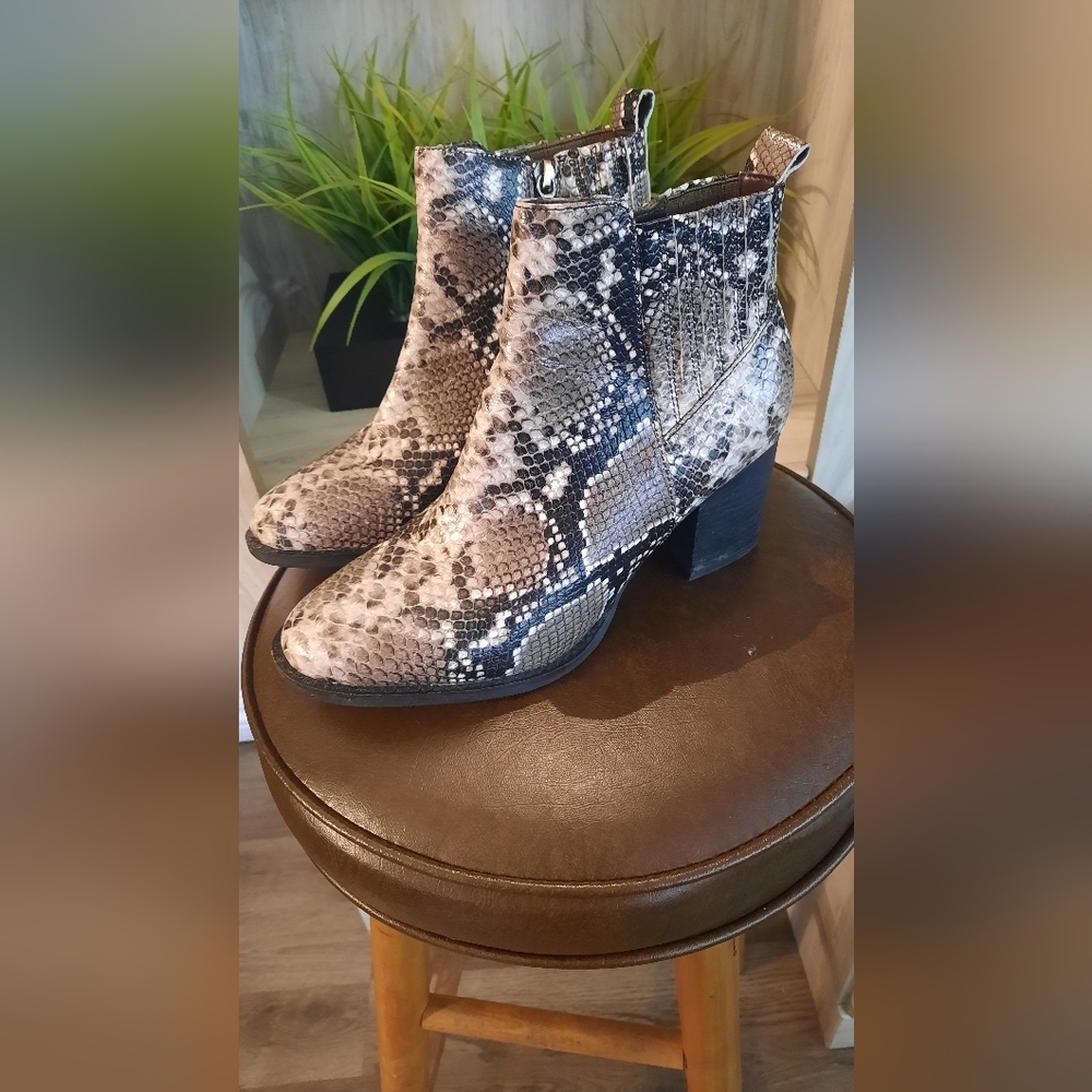 Blondo Noa  Waterproof Leather Snake Print Block Heel Ankle Booties Size 8